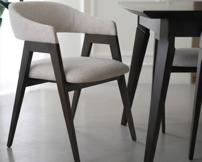 The Acobian Éclat Extension Dining Table
